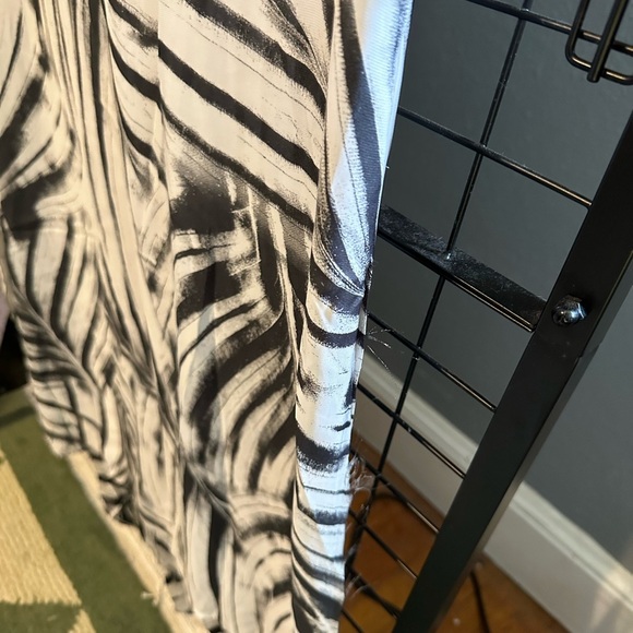 Black and White Sleeveless V-Neck kaftan by Krisa. Sample - Picture 7 of 7